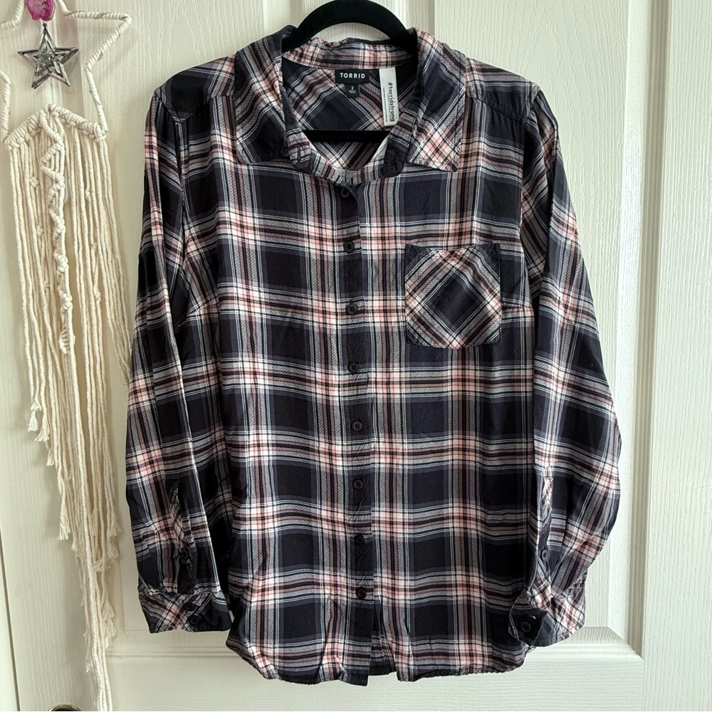 Torrid Long Sleeve Button Down Plaid Flannel Top Black and Peach Pink Size 2X